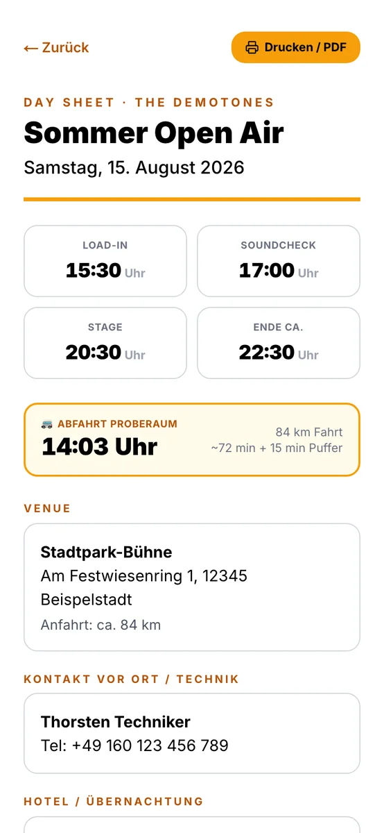 Day Sheet eines Gigs in Bandycal: Load-in, Soundcheck, Stage und Ende als Kacheln, darunter die berechnete Abfahrt ab Proberaum um 14:03 Uhr.